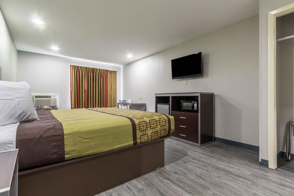 Scottish Inn And Suites Tomball Exterior photo