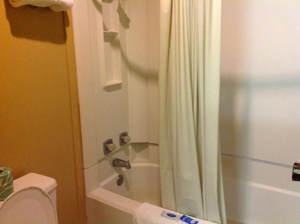 Scottish Inn And Suites Tomball Room photo