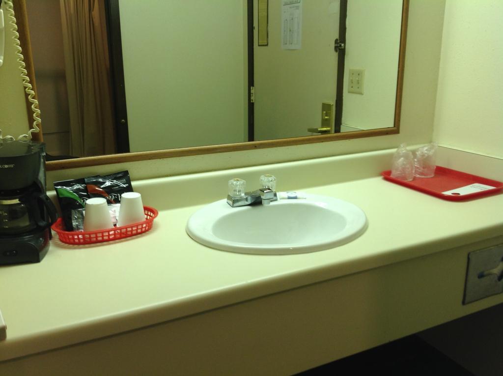 Scottish Inn And Suites Tomball Room photo